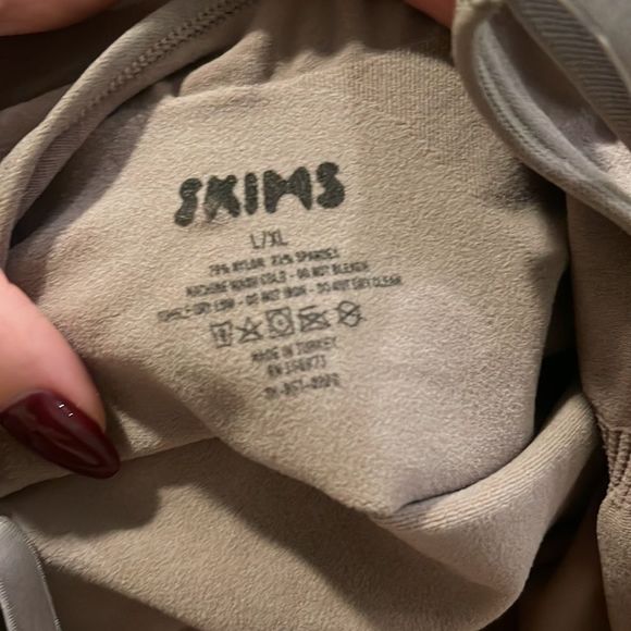 SKIMS SEAMLESS SCULPT THONG BODYSUIT - UMBER - Picture 4 of 4